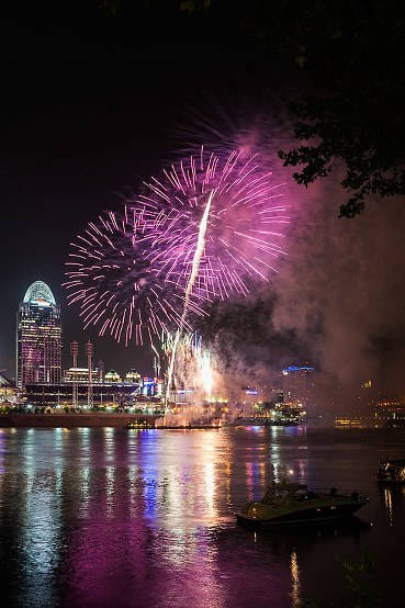 Fireworks over Ohio River, Cinncinati, OH, USA