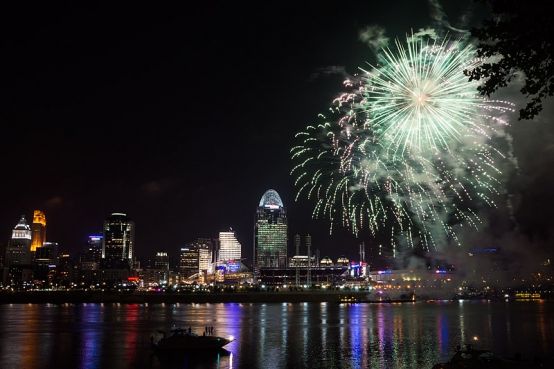Fireworks over Ohio River, Cinncinati, OH, USA