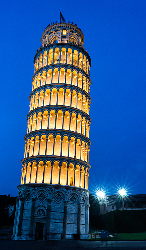 Pisas Leaning Tower Lights Up Once A Yearthe Luminara